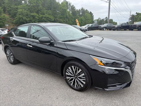 Used 2025 Nissan Altima 2.5 SV FWD image 3