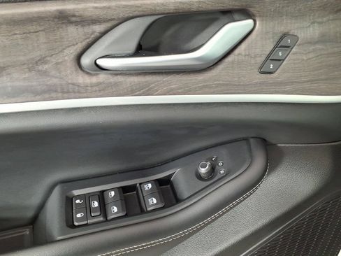 Used 2023 Jeep Grand Cherokee Limited AWD/4WD image 14