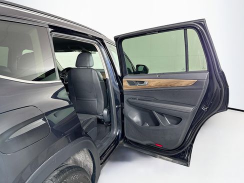 Used 2025 Volkswagen Atlas SE AWD/4WD image 31