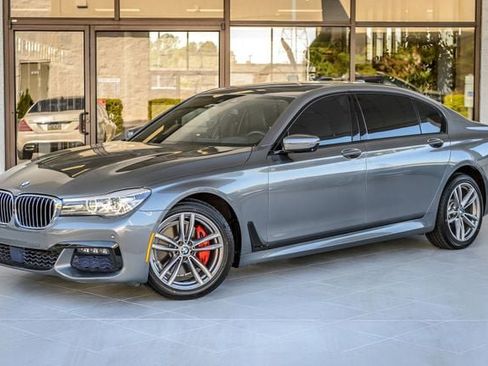 Used 2016 BMW 740i image 2