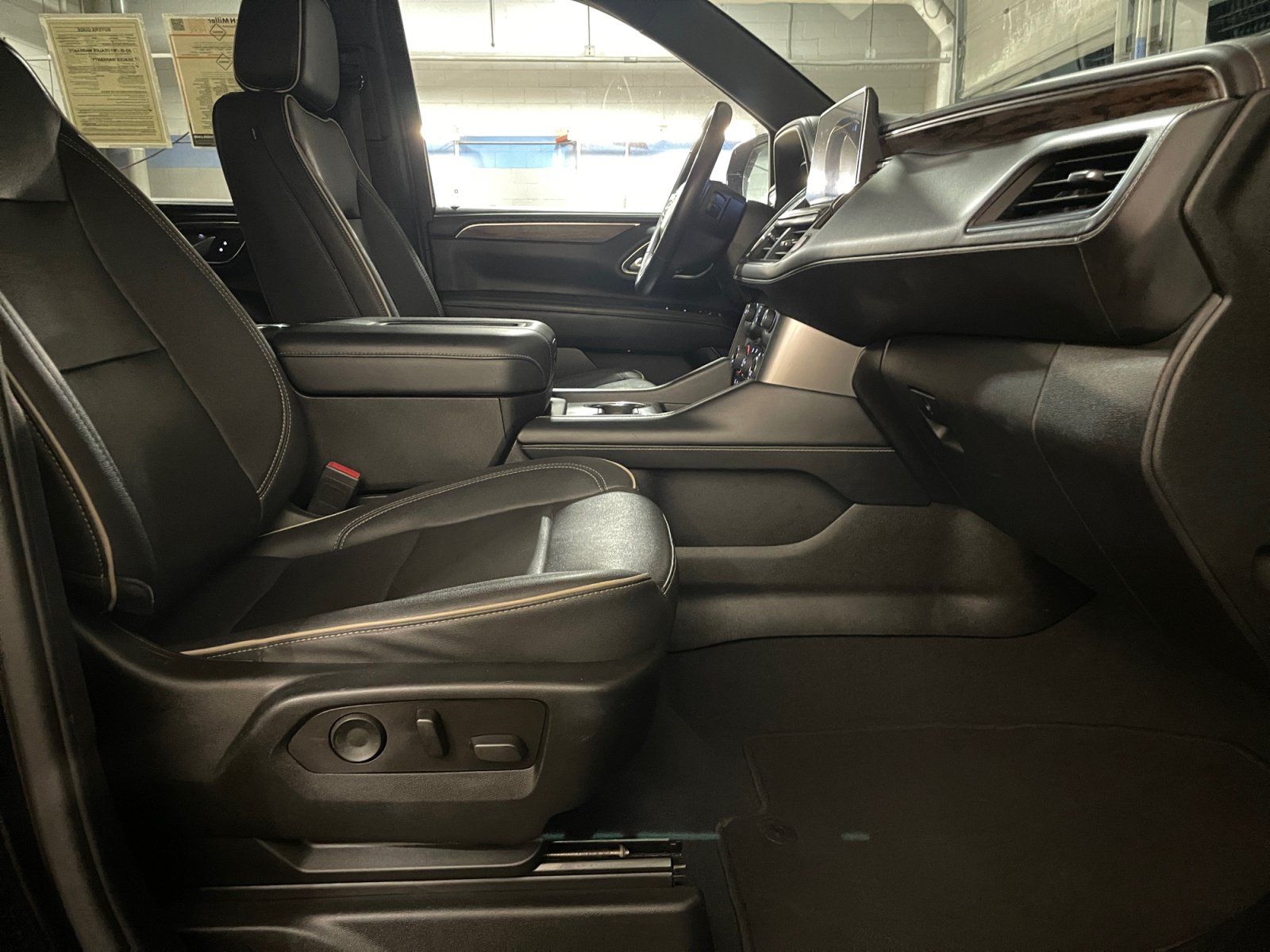 Used 2023 Chevrolet Suburban Premier AWD/4WD image 30