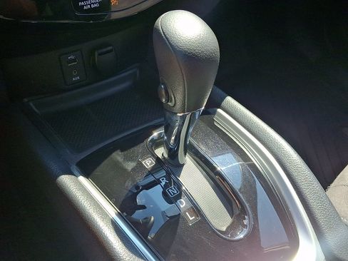 Used 2016 Nissan Rogue SV w/ SV Premium Package AWD/4WD image 14