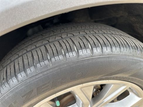 Used 2022 Ford Explorer XLT w/ Equipment Group 202A image 12