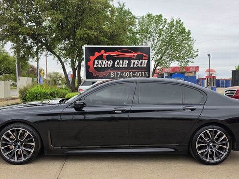 Used 2021 BMW 740i w/ M Sport Package image 2