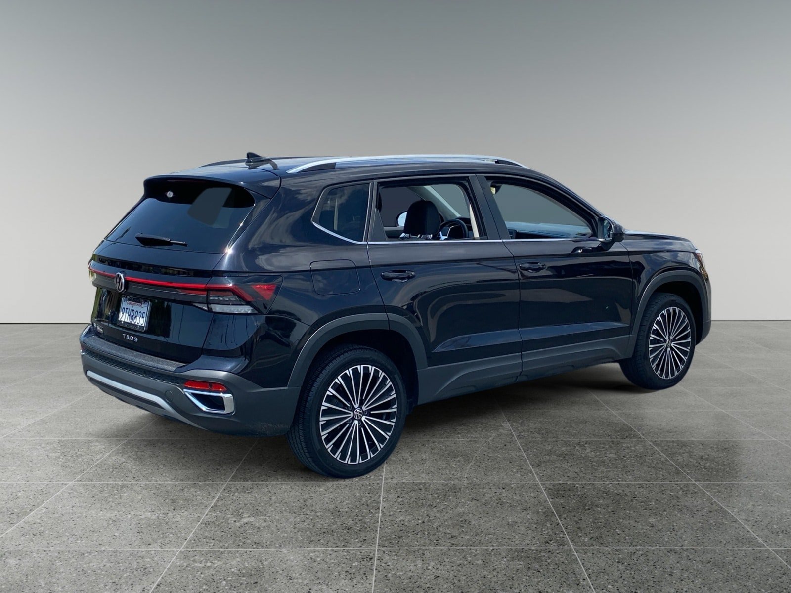 Used 2025 Volkswagen Taos SE FWD image 5