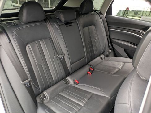 Used 2024 Audi Q8 e-tron Premium image 29