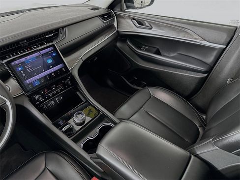 Used 2024 Jeep Grand Cherokee Limited w/ Black Appearance Package image 25