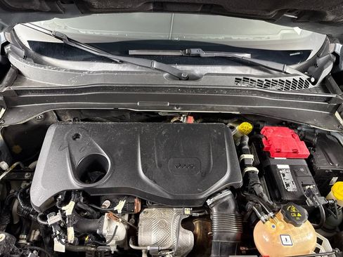 Used 2019 Jeep Renegade Latitude w/ Safety and Security Group FWD image 9