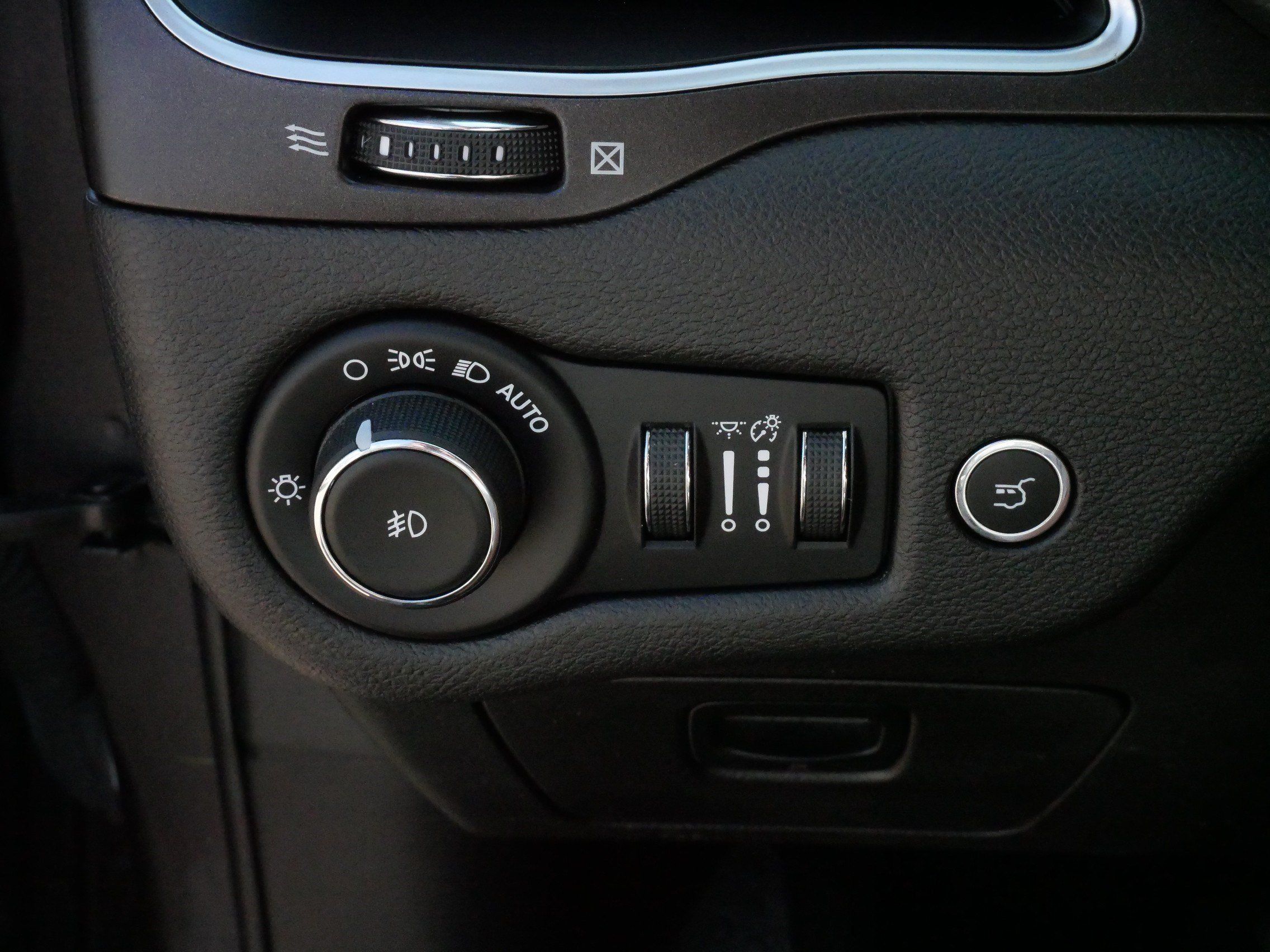 Used 2019 Jeep Cherokee Trailhawk AWD/4WD image 27
