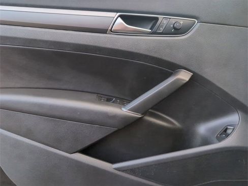 Used 2018 Volkswagen Passat 2.0T R-Line image 19
