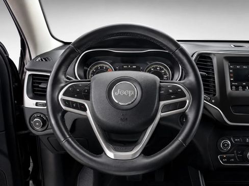 Used 2019 Jeep Cherokee Latitude Plus AWD/4WD image 11