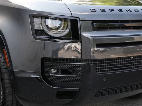 Used 2025 Land Rover Defender 110 X-Dynamic SE AWD/4WD image 17