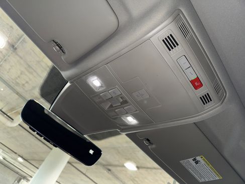 Used 2022 Volkswagen Tiguan SE image 32