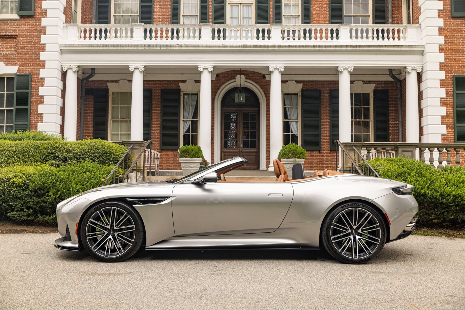 Used 2024 Aston Martin DB12 Convertible RWD image 40