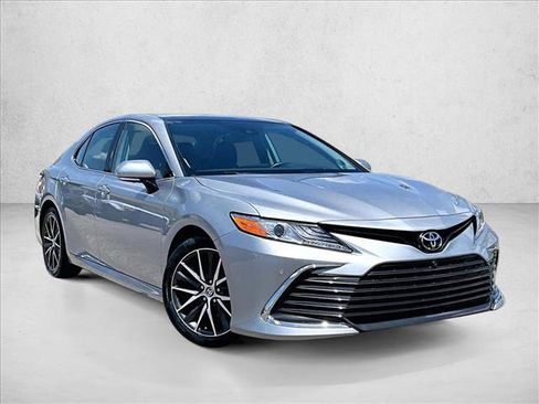 Used 2021 Toyota Camry XLE w/ Navigation Package FWD image 11