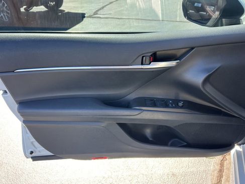 Used 2022 Toyota Camry SE image 3