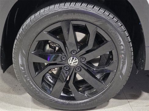 Used 2023 Volkswagen Taos SE w/ Black Wheel Package image 10