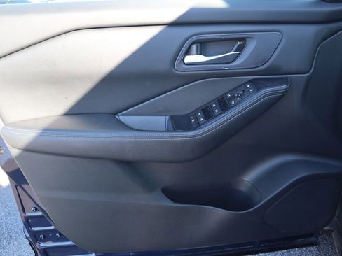 Used 2024 Nissan Rogue SV image 16