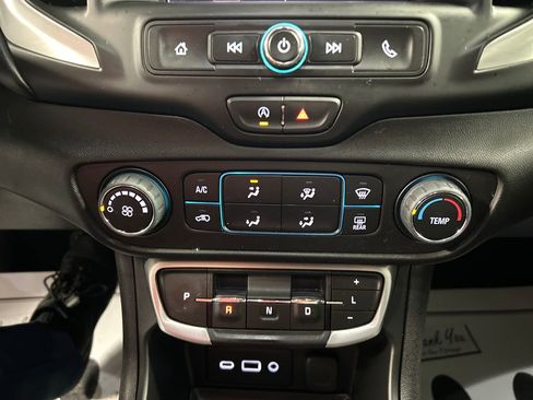 Used 2024 GMC Terrain SLE image 18