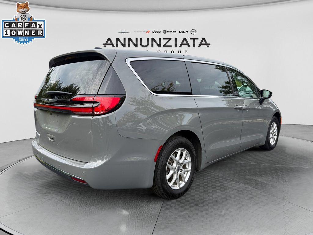 Used 2025 Chrysler Pacifica Select FWD image 5