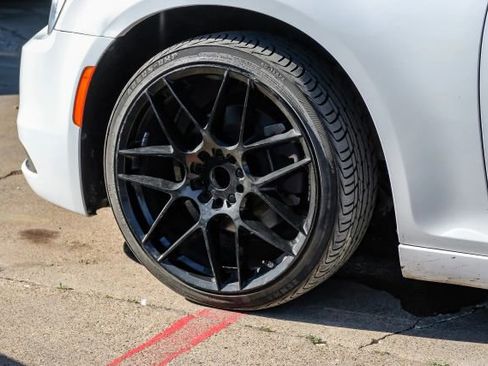 Used 2019 Chrysler 300 Limited image 64