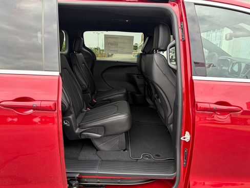 New 2026 Chrysler Pacifica Select AWD/4WD image 16