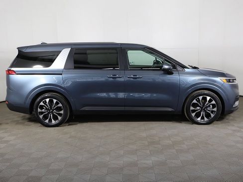 Used 2024 Kia Carnival EX image 17