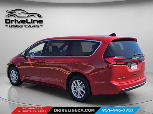 Used 2025 Chrysler Pacifica Select FWD image 8