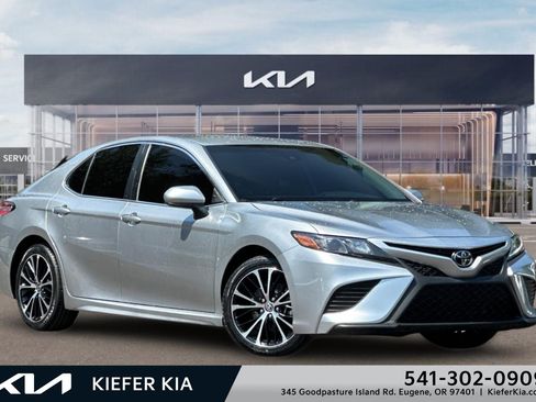 Used 2020 Toyota Camry SE w/ Carpet Mat Package FWD image 1