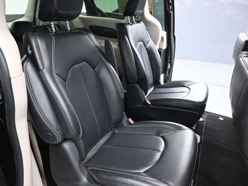 Used 2023 Chrysler Pacifica Touring-L image 24