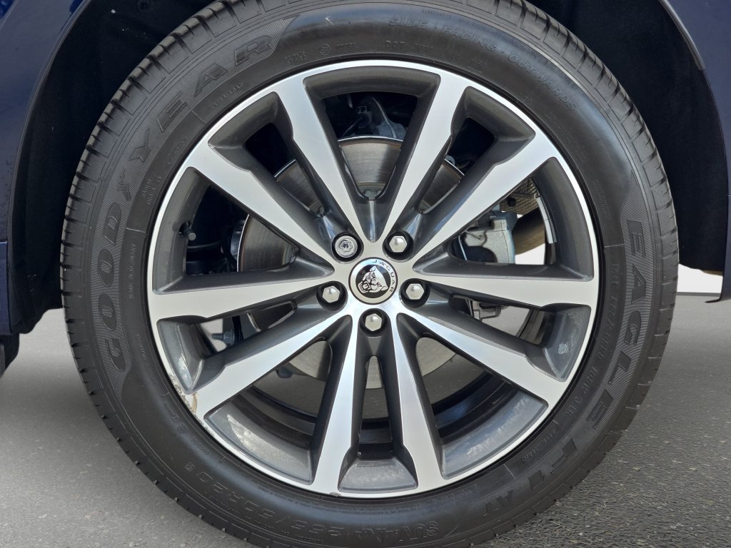 Certified 2025 Jaguar F-PACE R-Dynamic S AWD/4WD image 34