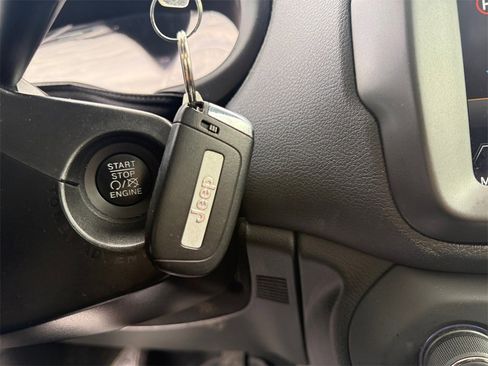 Used 2020 Jeep Renegade Limited w/ UConnect 8.4 Nav Group image 31