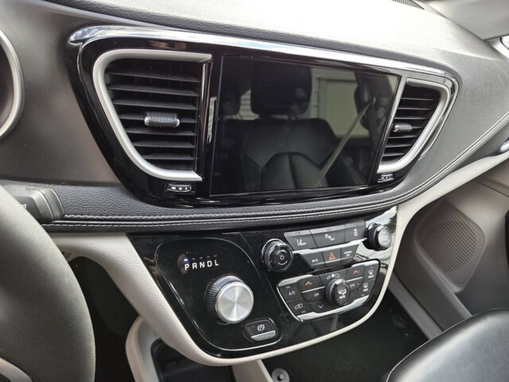 Used 2024 Chrysler Pacifica Limited FWD image 5