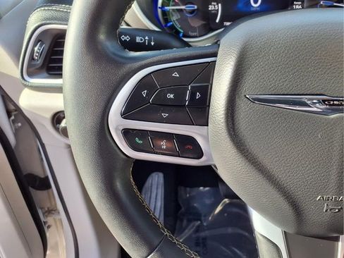 Used 2023 Chrysler Pacifica Touring-L image 13