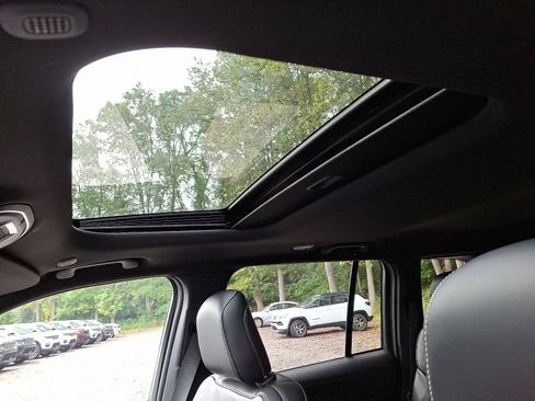 New 2025 Jeep Grand Cherokee Altitude image 8