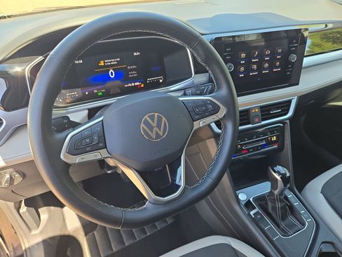 Used 2025 Volkswagen Taos SE FWD image 15
