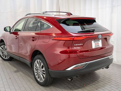 Used 2022 Toyota Venza XLE image 3