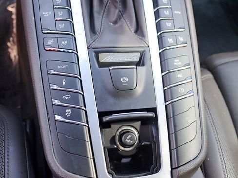 Used 2018 Porsche Macan Sport Edition image 24