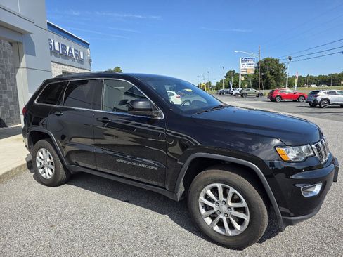 Used 2021 Jeep Grand Cherokee Laredo image 3