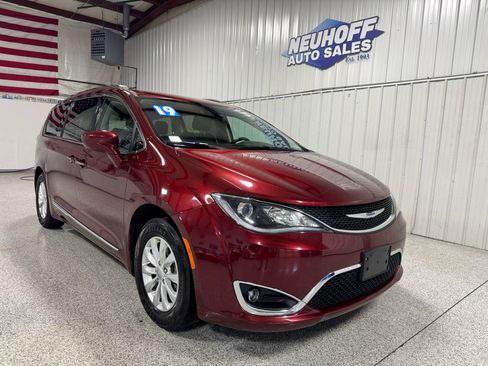 Used 2019 Chrysler Pacifica Touring-L image 1