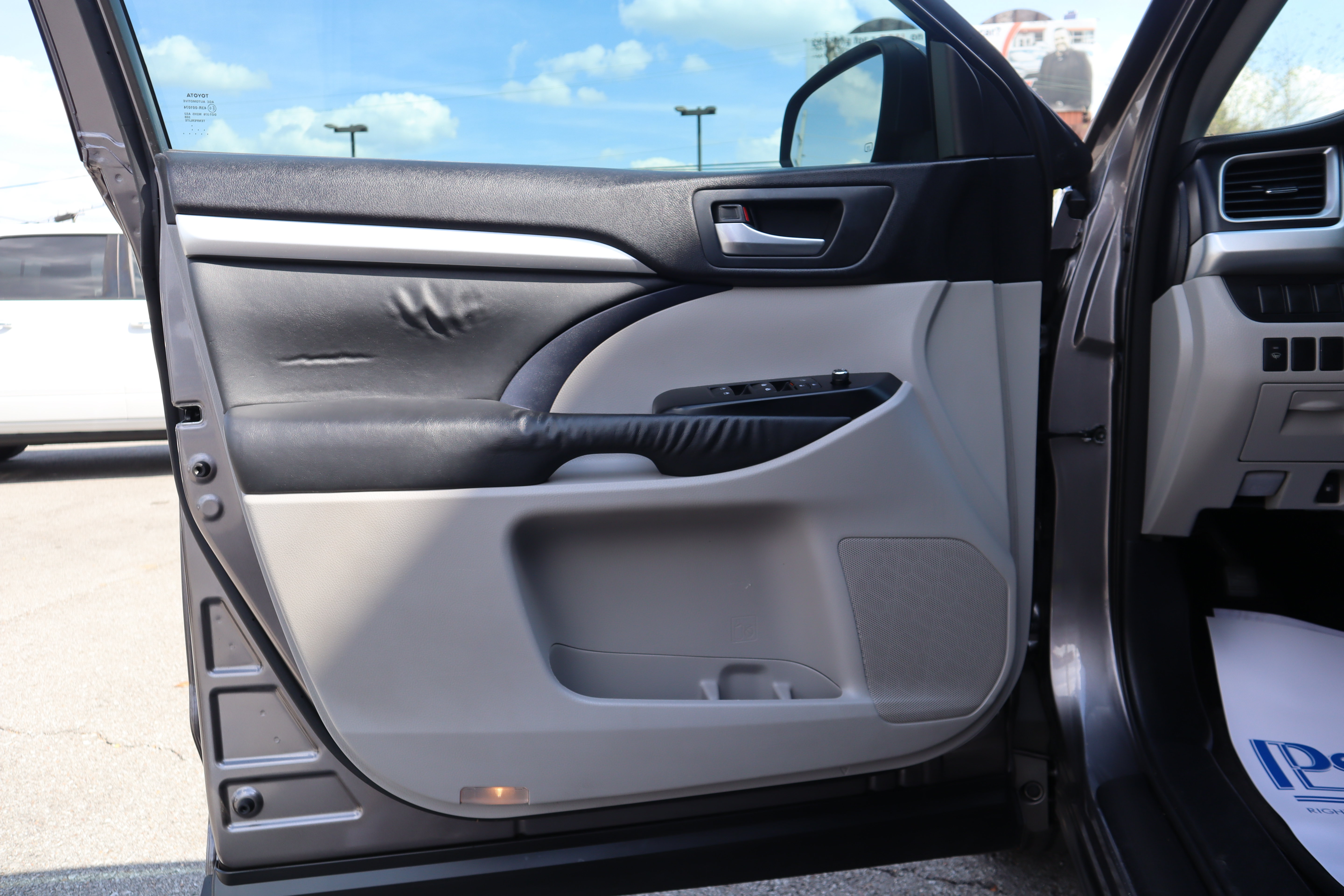 Used 2015 Toyota Highlander XLE FWD image 12
