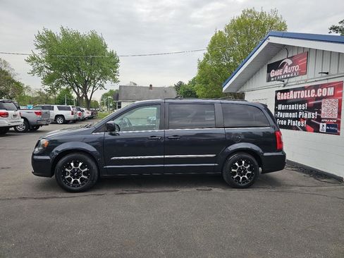 Used 2014 Chrysler Town & Country Touring FWD image 6