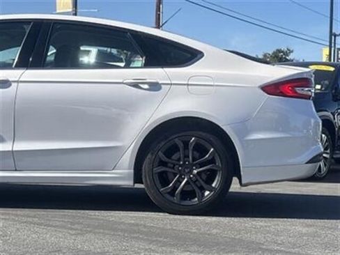 Used 2018 Ford Fusion SE w/ Equipment Group 201A image 4