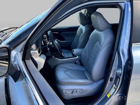 Used 2023 Toyota Highlander XLE AWD/4WD image 9