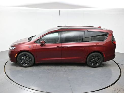 Used 2021 Chrysler Pacifica Limited w/ Uconnect Theater Family Group image 20