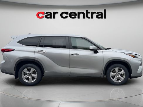 Used 2023 Toyota Highlander LE AWD/4WD image 6