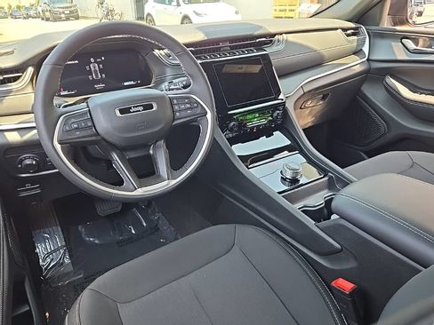 Certified 2025 Jeep Grand Cherokee Laredo X w/ Luxury Tech Group I AWD/4WD image 17