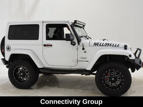 Used 2018 Jeep Wrangler Sahara w/ Connectivity Group AWD/4WD image 3