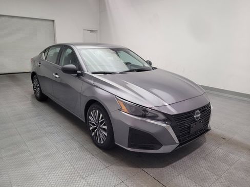 Used 2025 Nissan Altima 2.5 SV FWD image 13