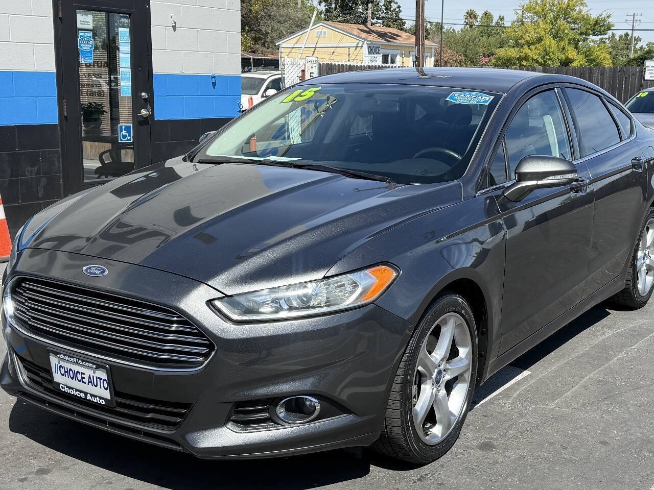 Used 2015 Ford Fusion SE w/ Equipment Group 201A FWD image 3